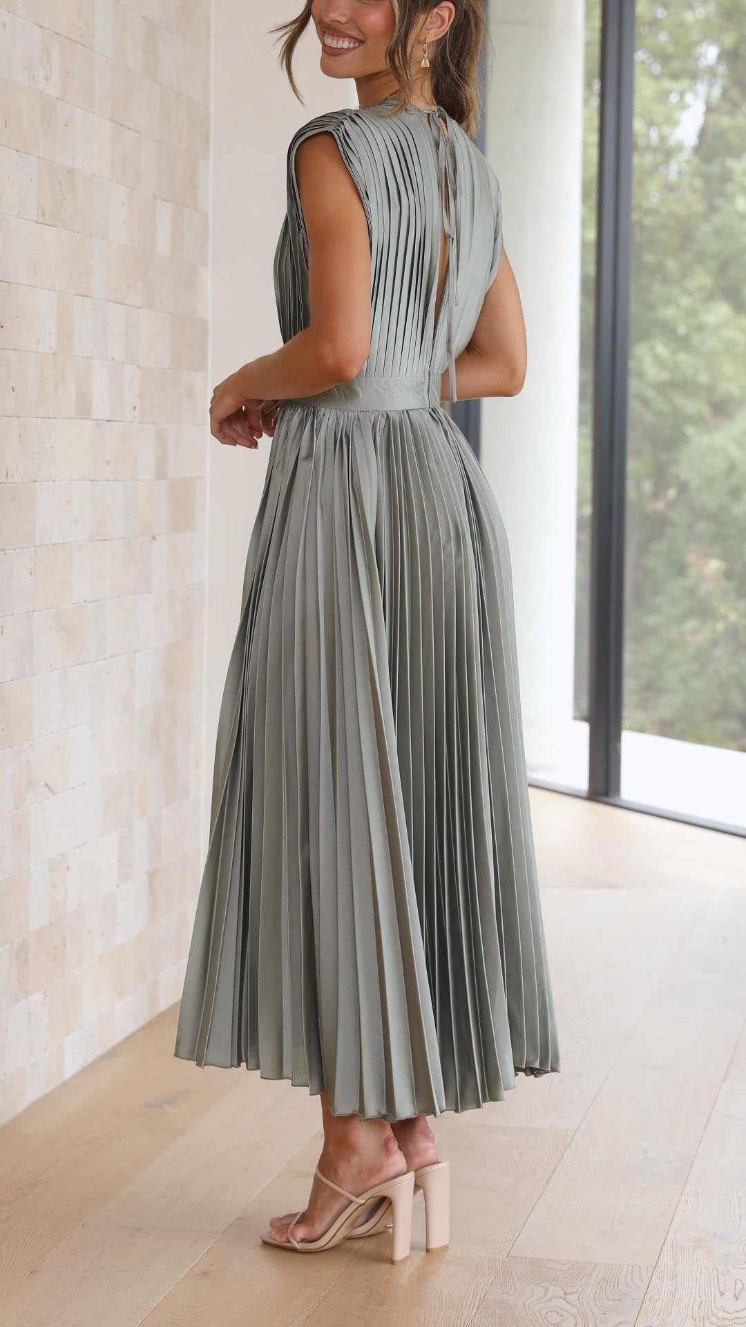 Elegante Satijnen Geplooide V-hals Vloeiende Midi Jurk