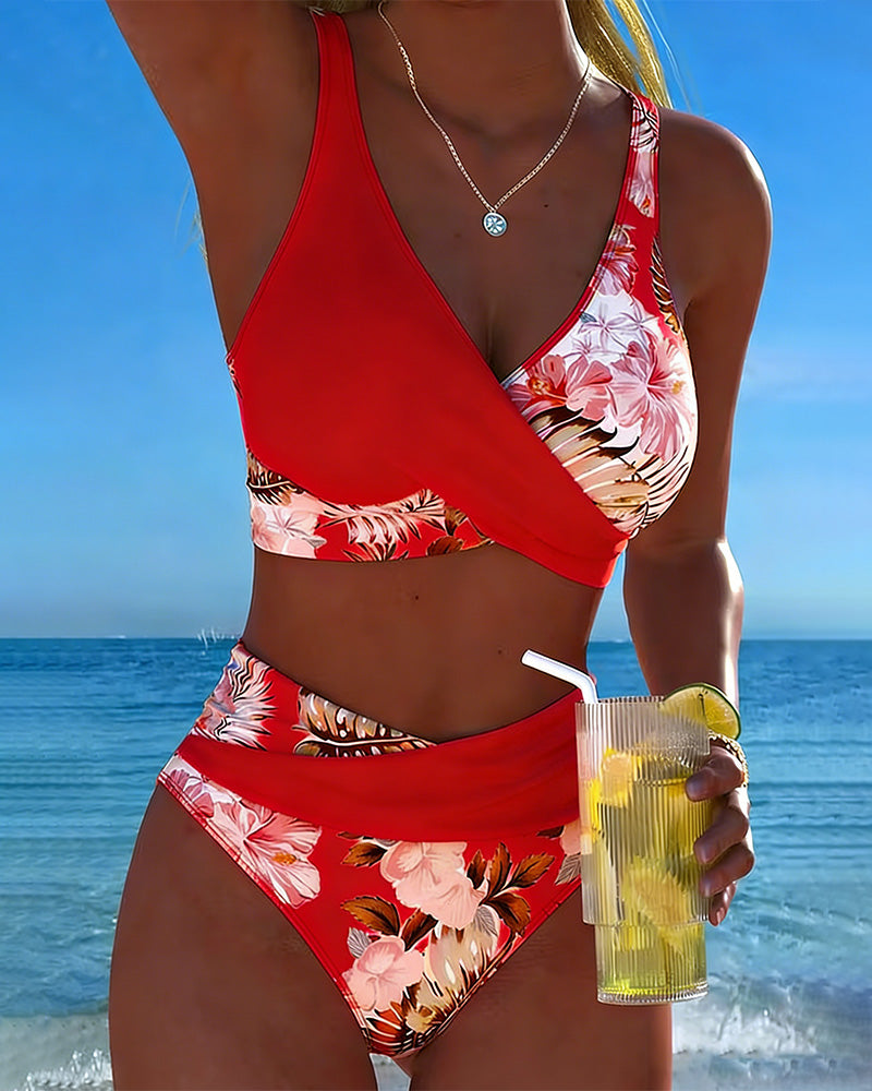 Bikini met contrasterend bloemenpatroon en split