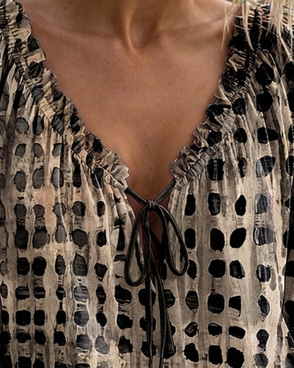Lena | Blouse met stippenpatroon en vetersluiting