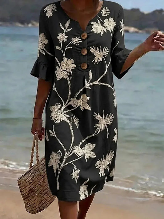 Vrouwelijke casual jurk met bloemenprint.