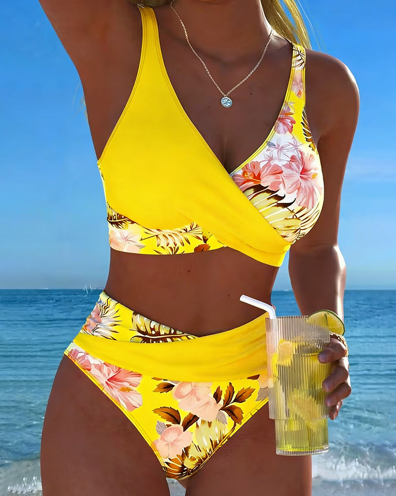 Bikini met contrasterend bloemenpatroon en split