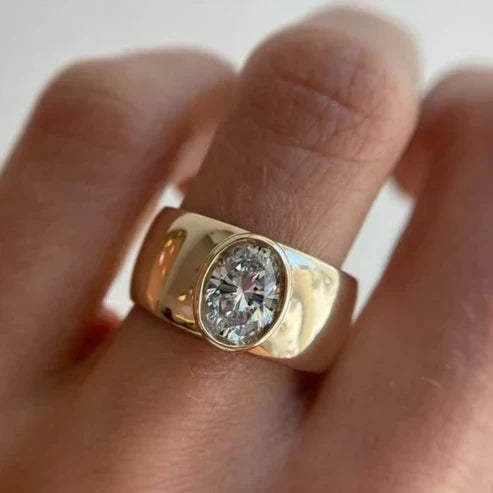 Vintage Ring with Embedded Zirconia in Gold
