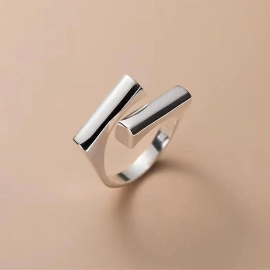 Eenvoudige geometrische ring met gladde vlechten