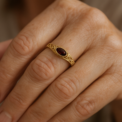 Vintage Gouden Ring met Rode Kristal