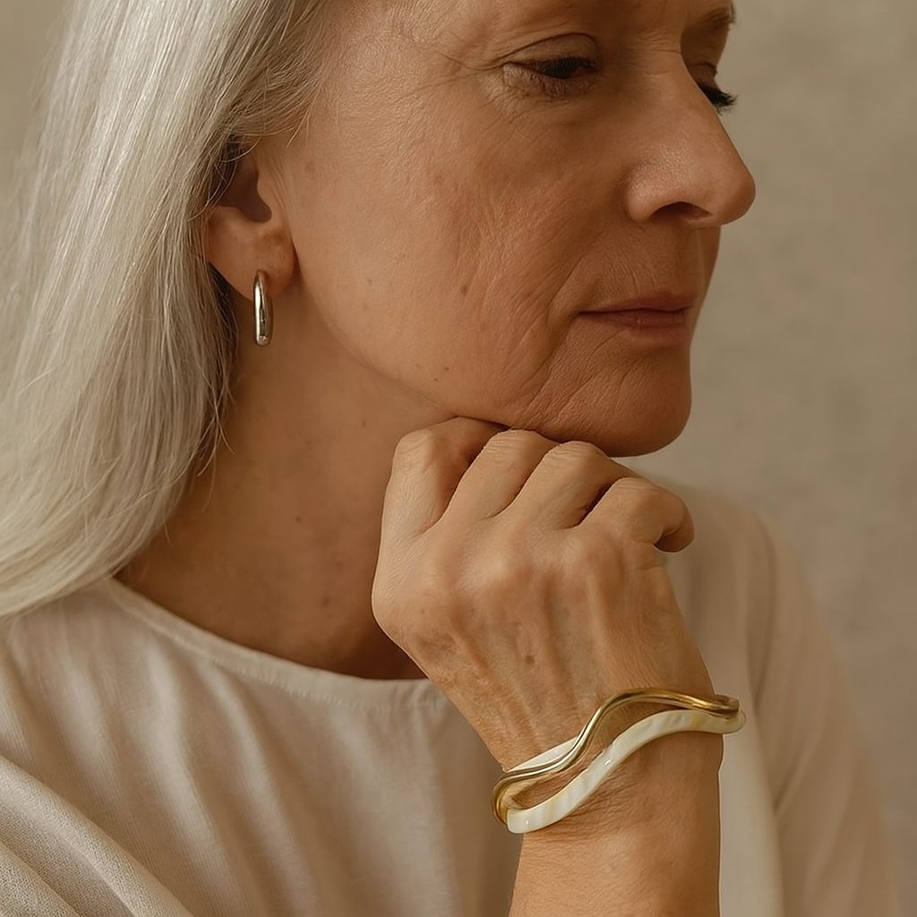 Elegante witte opalen armband in goud