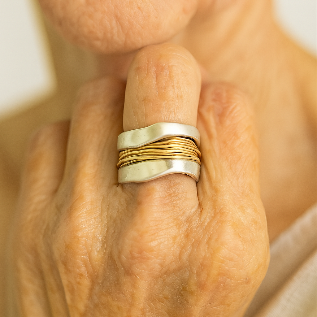 Zilveren ring met gouden draden