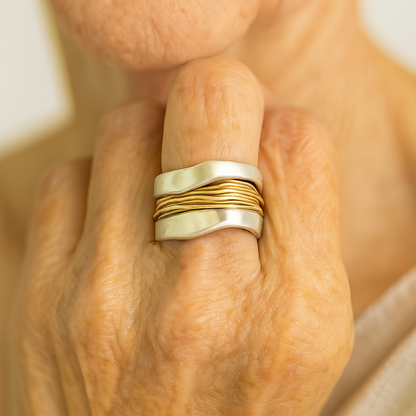 Zilveren ring met gouden draden