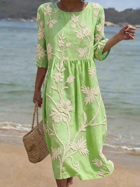 Vrouwelijke casual jurk met bloemenprint.