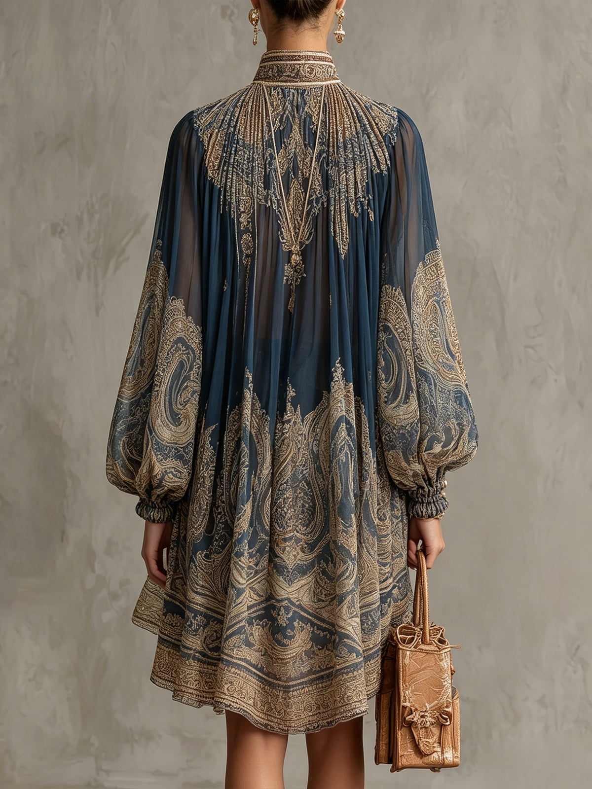 Bérénice | Mini Jurk in Asymmetrische Georgette met Marineblauw Barokprint en Hoge Hals