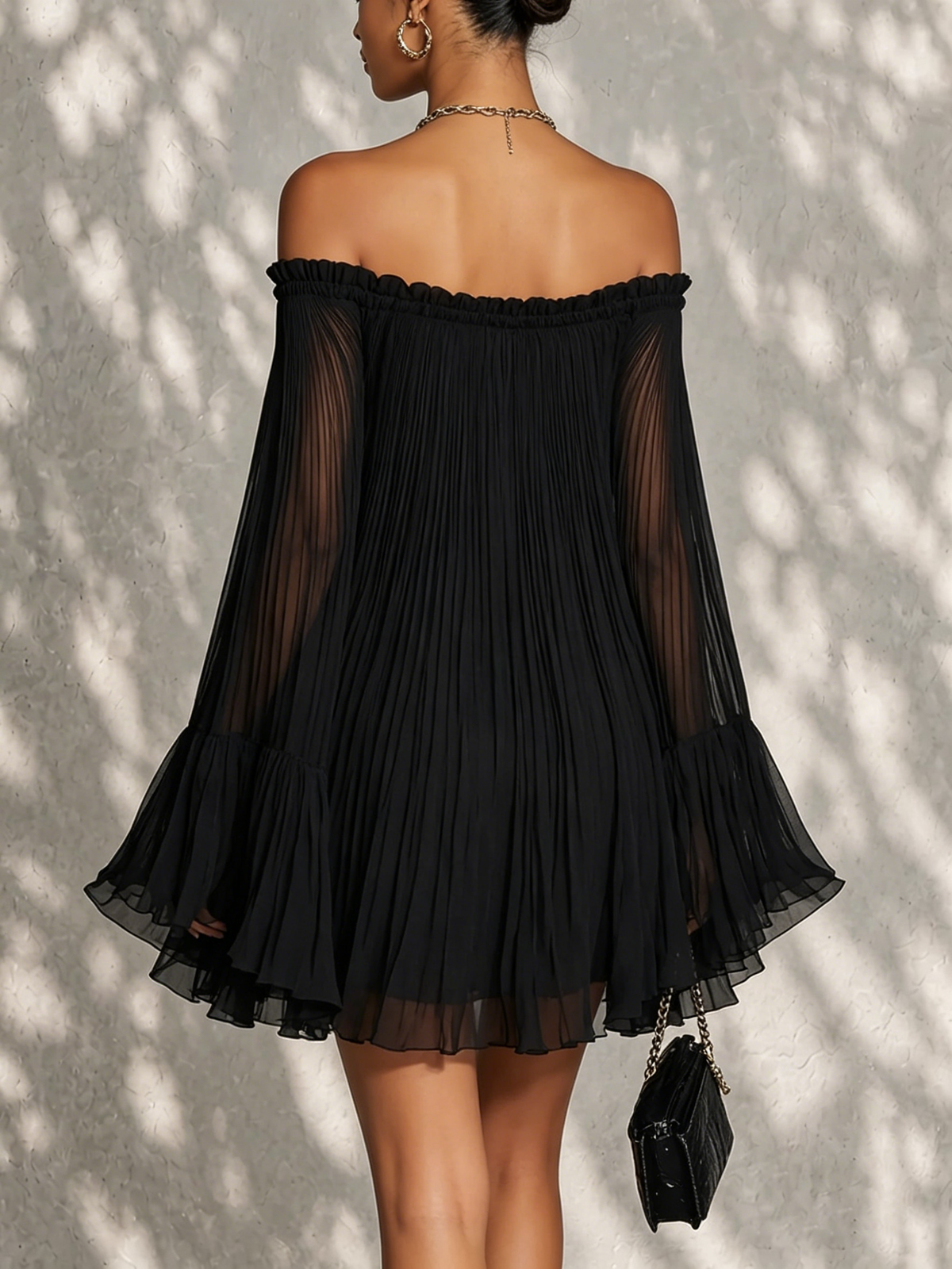 Océane | Mini Zwarte Jurk met Klokmouwen en Off-Shoulder Rimpelingen