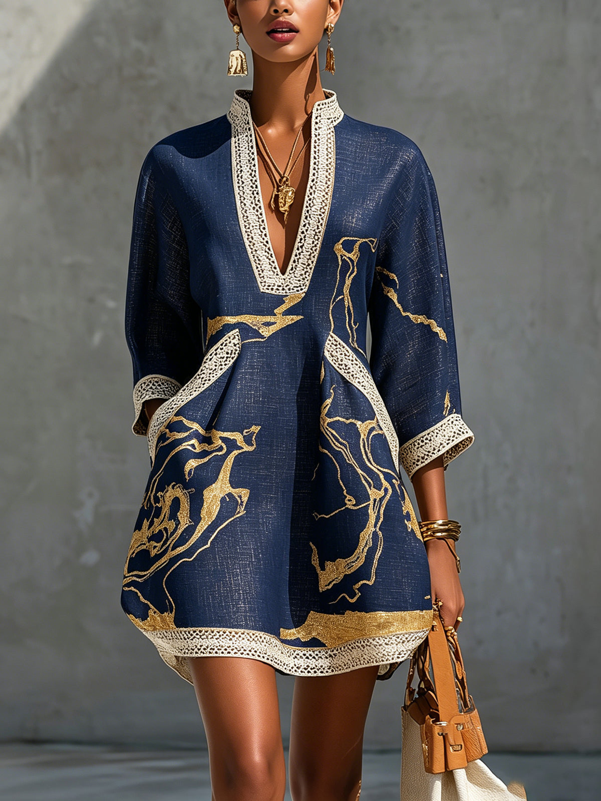 Cosette | Mini-jurk van Marineblauwe Haakkant met Gouden Patroon en V-hals