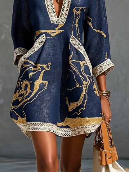 Cosette | Mini-jurk van Marineblauwe Haakkant met Gouden Patroon en V-hals