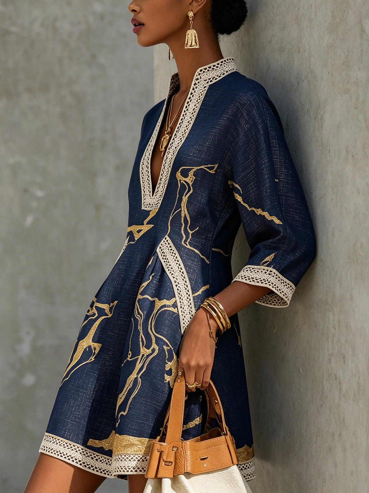 Cosette | Mini-jurk van Marineblauwe Haakkant met Gouden Patroon en V-hals