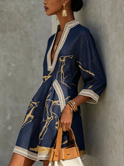 Cosette | Mini-jurk van Marineblauwe Haakkant met Gouden Patroon en V-hals