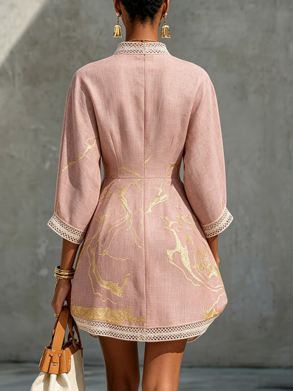 Ninon | Mini Jurk in Roze Gehaakte Kant met Gouden Motieven en V-Hals