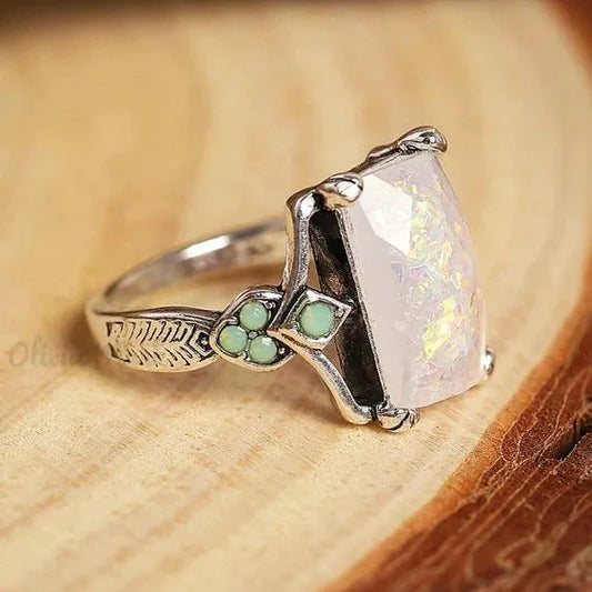 Zilveren Ring met Vintage Witte Opale