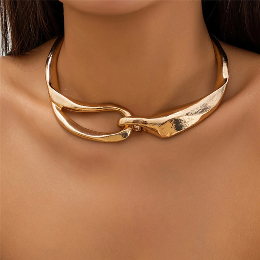 Collier in goud met gedurfde textuur