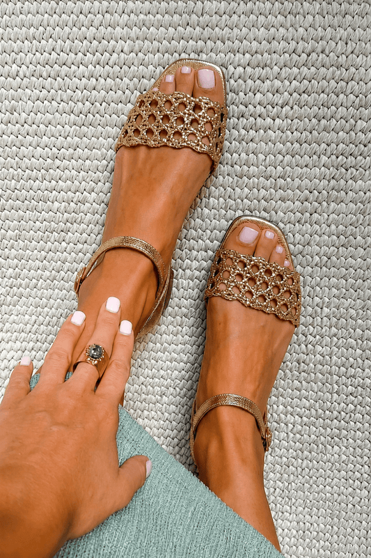 Aurora | Gouden sandalen: de charme van de zomer