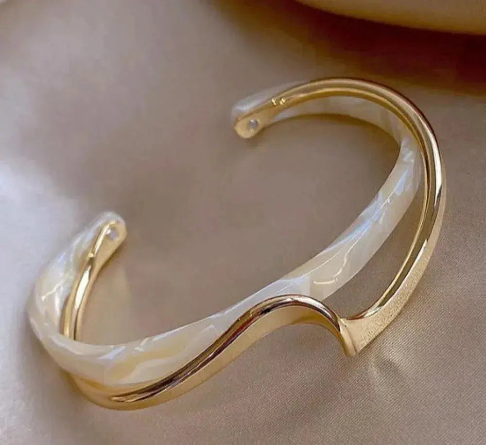 Elegante witte opalen armband in goud