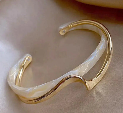 Elegante witte opalen armband in goud